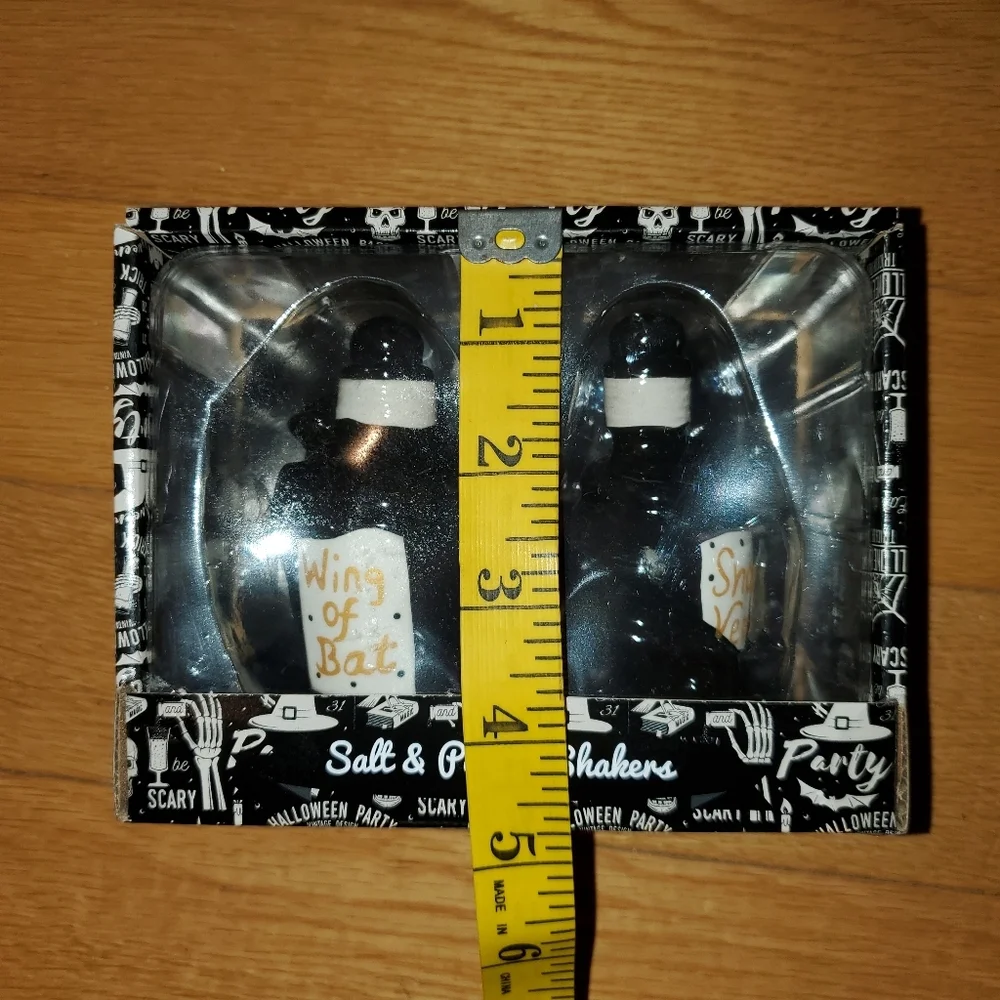 New Goth Wing Of Bat & Snake Venom Potion Salt‎ And Pepper Shakers